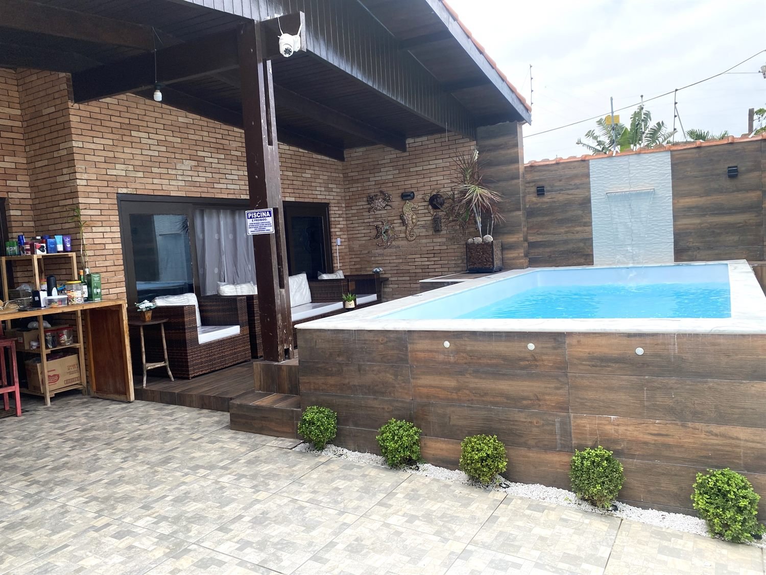 Piscina e área de lazer do Hostel Pé na Areia