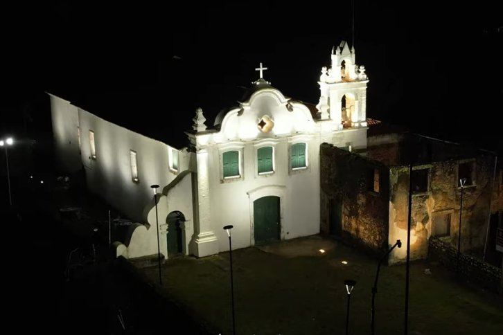Convento Nossa Senhora da Conceição iluminado à noite