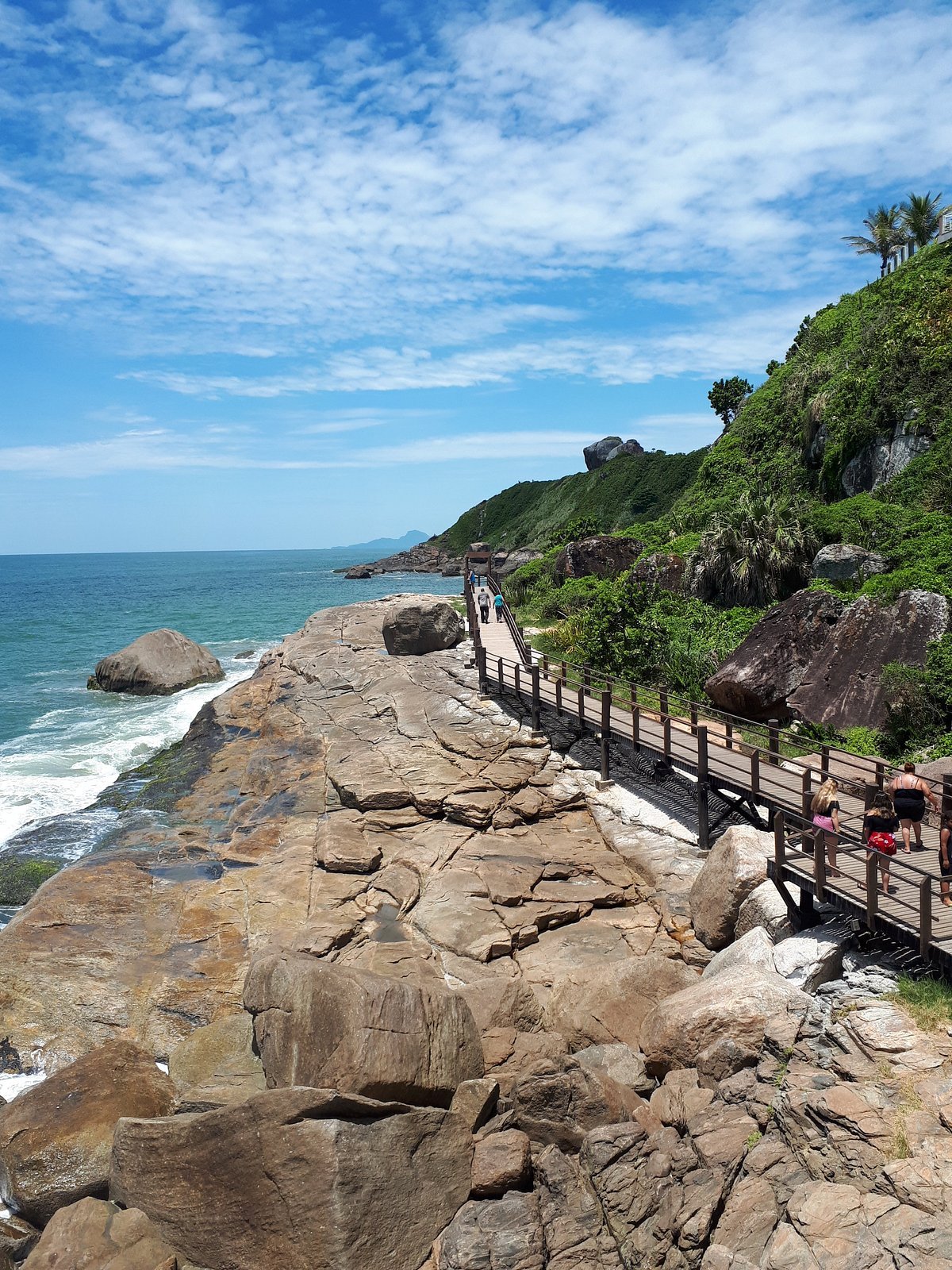Passarela de Anchieta sobre o costão da Praia dos Sonhos